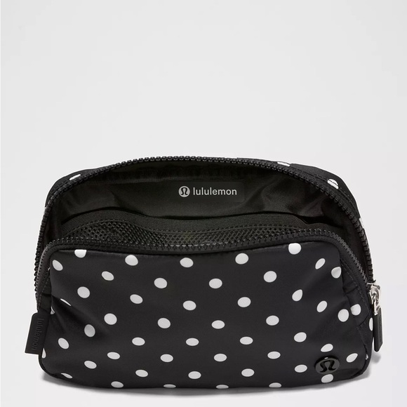 Lululemon Everywhere Belt Bag 1L- Simple Polka White Black/Black - Picture 5 of 6